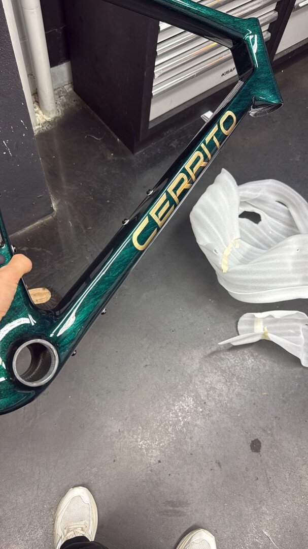 Grüner Cerrito Carbonrahmen frisch ausgepackt in der FitBike Werkstatt in Zürich