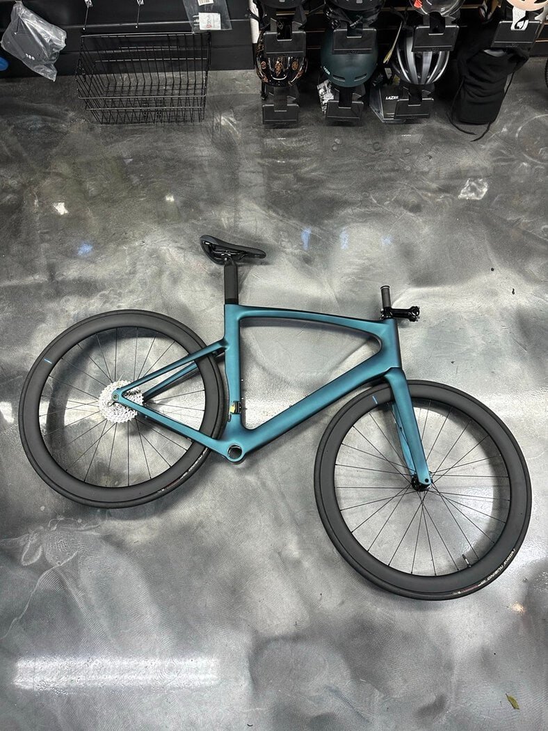 Fertig montiertes Cerrito Carbon Rennrad im Montageständer der FitBike Werkstatt