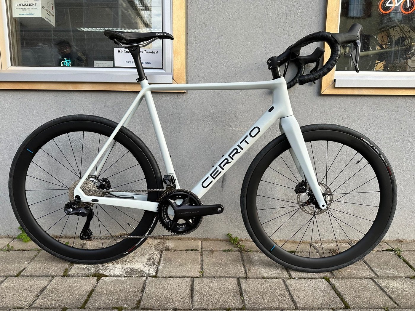 Fertiges Cerrito Carbon Rennrad in Hellgrau, aufgebaut und eingestellt bei FitBike