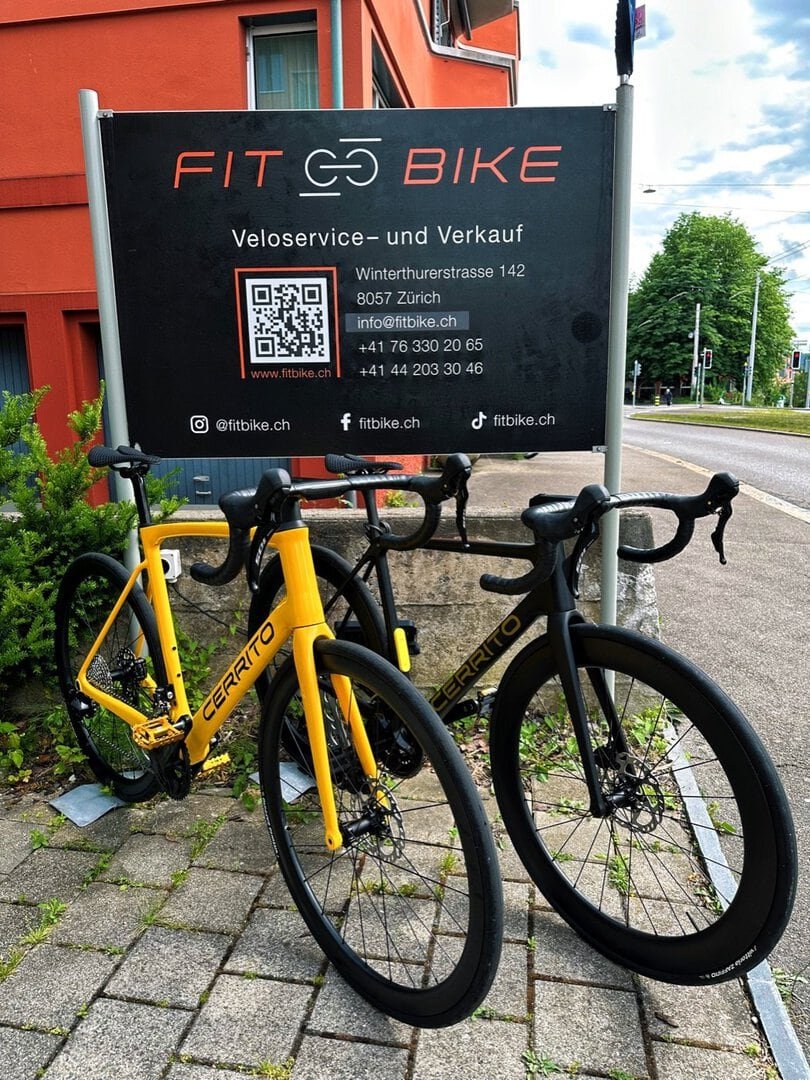 Zwei Cerrito Carbon Rennräder vor dem FitBike Schild an der Winterthurerstrasse Zürich